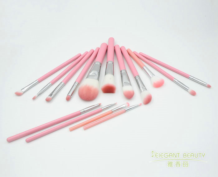 化妝刷的獨(dú)特魅力：為何它比手指更適合上妝？